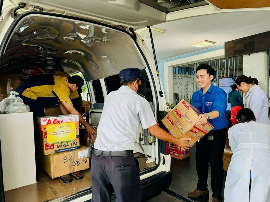 Các mặt hàng thiết yếu được Bệnh viện vận chuyển Ủy ban Mặt trận Tổ quốc Việt Nam TP Hồ Chí Minh để hỗ trợ đồng bào miền Trung bị thiệt hại do thiên tai. 