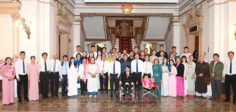 Lãnh đạo TPHCM chụp hình lưu niệm cùng các gương điển hình. (Ảnh: Quốc Thanh)