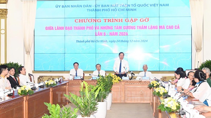 Chủ tịch UBND TPHCM Phan Văn Mãi chủ trì, phát biểu tại buổi gặp gỡ gương điển hình. (Ảnh: Quốc Thanh)