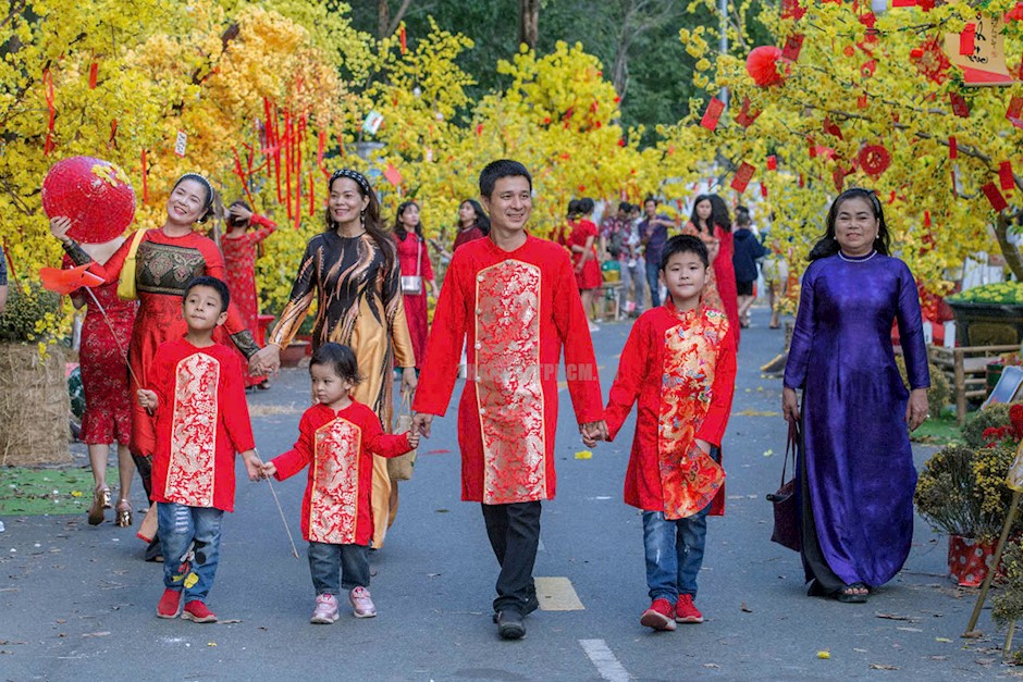 Người dân trong huyện rộn ràng du xuân trên đường hoa mai vàng huyện Bình Chánh