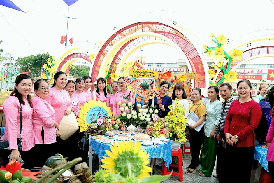 Hội viên phụ nữ xã Phong Phú tham gia Hội thi gói bánh chưng, bánh tét năm 2024 tại Khu Trung tâm hành chính huyện