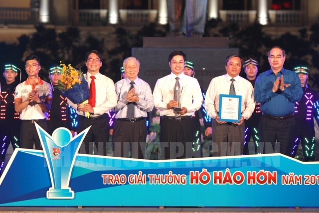 Bí thư Thành ủy TPHCM Nguyễn Thiện Nhân (phải) trao Giải thưởng Hồ Hảo Hớn cho mô hình liên hoan “Tuổi trẻ sáng tạo” của Trung tâm Phát triển Khoa học và Công nghệ Trẻ. (ảnh: Thanh Vũ)