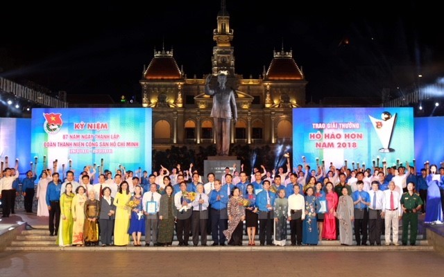 Bí thư Thành ủy TPHCM Nguyễn Thiện Nhân cùng các đại biểu chúc mừng các tập thể đoạt Giải thưởng Hồ Hảo Hớn năm 2018. (ảnh: Thanh Vũ)
