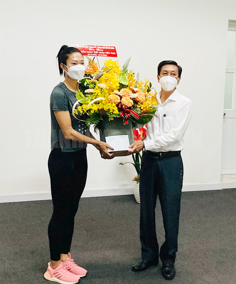 Đồng chí Nguyễn Thọ Truyền, Phó Trưởng Ban Tuyên giáo Thành ủy tặng hoa chúc mừng vận động viên Lê Tú Chinh