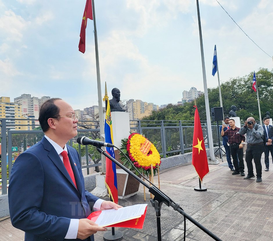 Phó Bí thư Thường trực Thành ủy TPHCM Nguyễn Hồ Hải phát biểu tại lễ dâng hoa tại Tượng đài Bác ở Venezuela