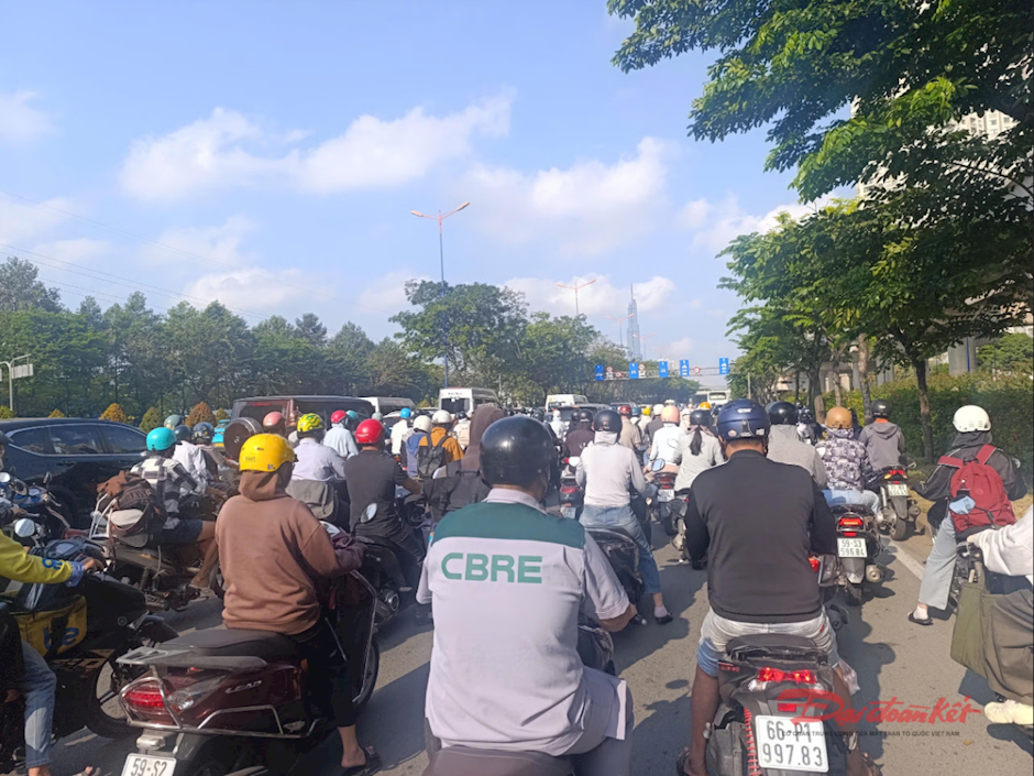 Kẹt xe trên đường Võ Nguyên Giáp, phường Bình Trưng (đoạn kết nối vào trung tâm Thủ Thiêm) ghi nhận vào sáng nay 25/3. (Ảnh: Báo Đại Đoàn kết)