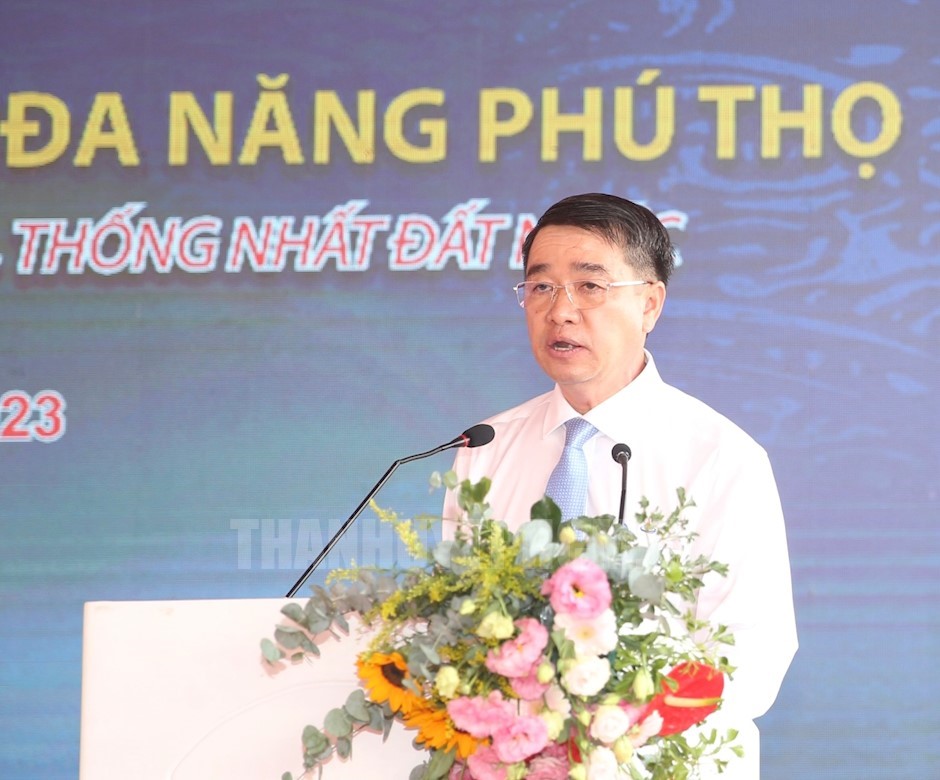 Phó Giám đốc Phụ trách Ban Quản lý dự án đầu tư xây dựng các công trình dân dụng và công nghiệp TP Nguyễn Văn Trường báo cáo tại lễ khởi công