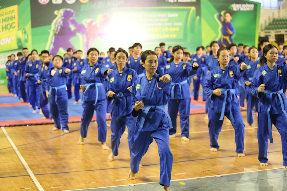 Màn đồng diễn của 300 học sinh Trường THCS Tôn Thất Tùng quận Tân Phú