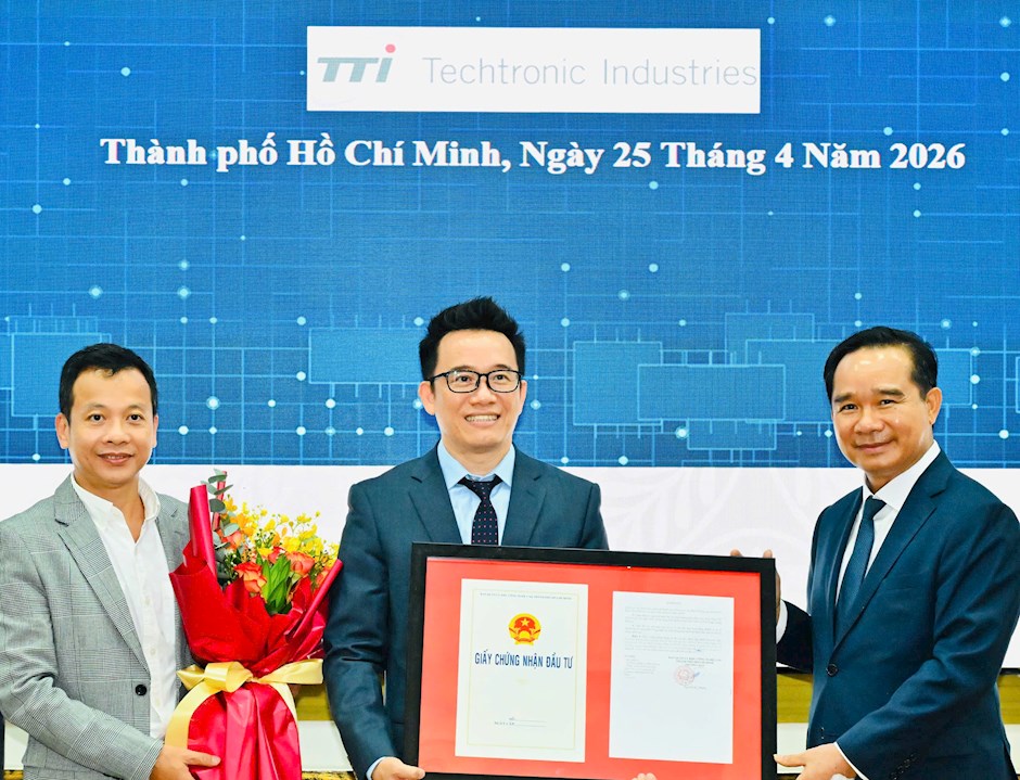 Chủ tịch UBND TPHCM Nguyễn Văn Được trao chứng nhận đầu tư dự án đầu tư mở rộng Nhà máy Techtronic Industries. Ảnh: VIỆT DŨNG
