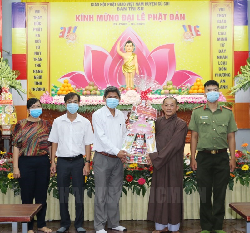 Phó Chủ tịch Thường trực Ủy ban MTTQ Việt Nam huyện Củ Chi Nguyễn Thanh Bình (thứ 3 từ trái sang) thăm Đại đức Thích Tịnh Tâm.