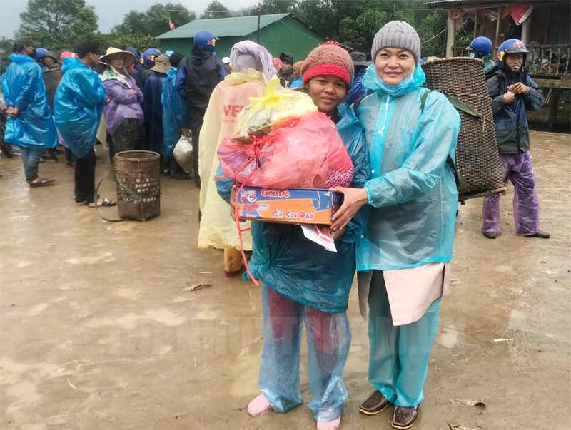 Sư cô Thích Nữ Huệ Đạo trao quà cứu trợ cho đồng bào thiểu số ở vùng núi miền Trung.