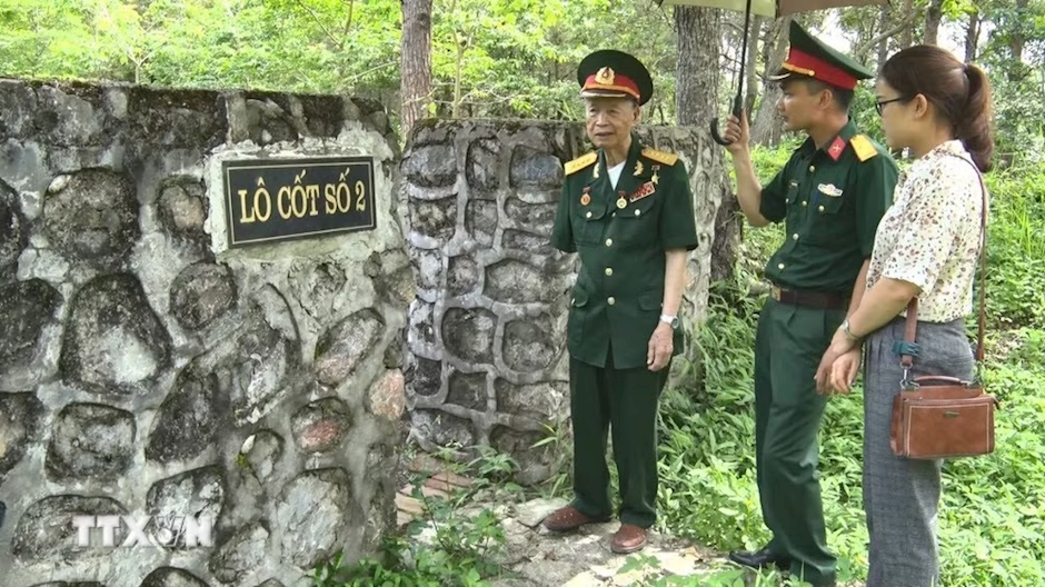 Đại tá, Anh hùng lực lượng vũ trang nhân dân La Văn Cầu thăm các lô cốt Pháp tại Khu Di tích Chiến thắng Đông Khê (Cao Bằng, 9/2020). (Ảnh: Thu Hằng/TTXVN)