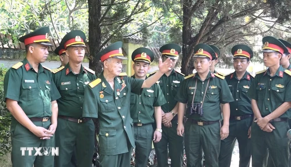 Đại tá, Anh hùng lực lượng vũ trang nhân dân La Văn Cầu trao đổi với các quân nhân trẻ nhân dịp ông trở về thăm Đông Khê (Cao Bằng, 9/2020). (Ảnh: Thu Hằng/TTXVN)