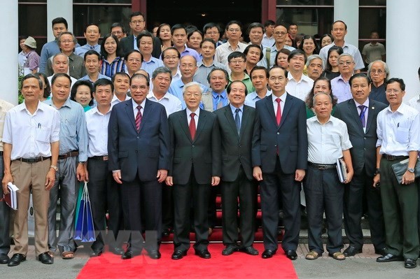 Tổng Bí thư Nguyễn Phú Trọng, Chủ tịch nước Trần Đại Quang với các đại biểu tham dự lễ kỷ niệm. (Ảnh: TTXVN)