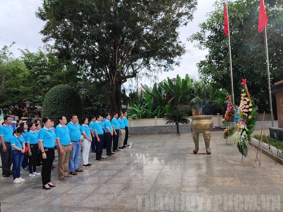 Dâng hương tưởng niệm Anh hùng liệt sĩ Võ Thị Sáu tại Khu công viên tượng đài và Nhà lưu niệm Võ Thị Sáu, huyện Đất Đỏ, tỉnh Bà Rịa - Vũng Tàu. (Ảnh: Thanhuytphcm.vn)