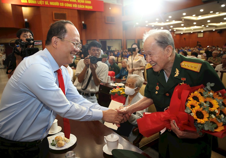 Đồng chí Nguyễn Hồ Hải trao hoa tặng Anh hùng lực lượng vũ trang Nhân dân Nguyễn Văn Tàu