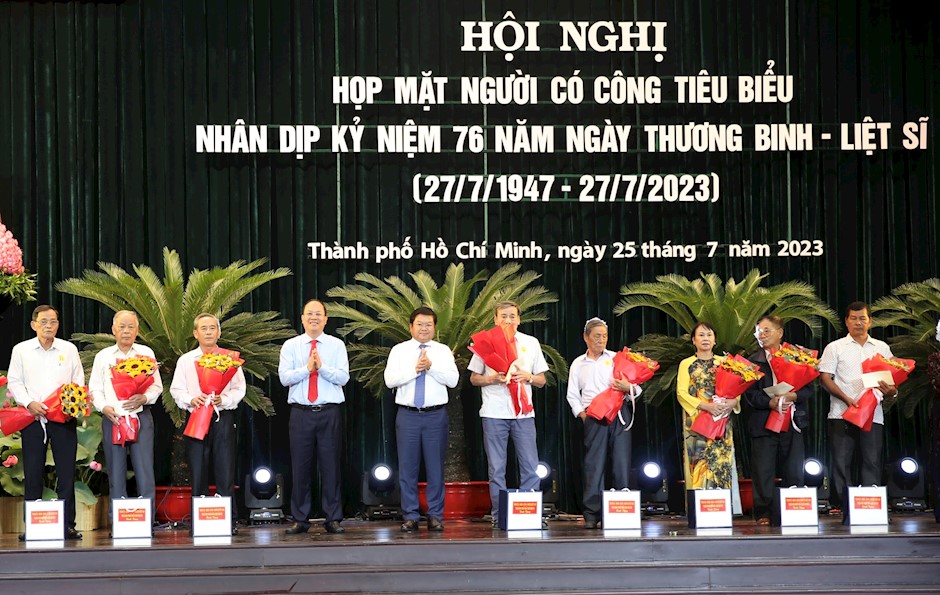 Đồng chí Nguyễn Hồ Hải cùng đồng chí Lê Văn Thinh trao quà tặng các gia đình chính sách tiêu biểu
