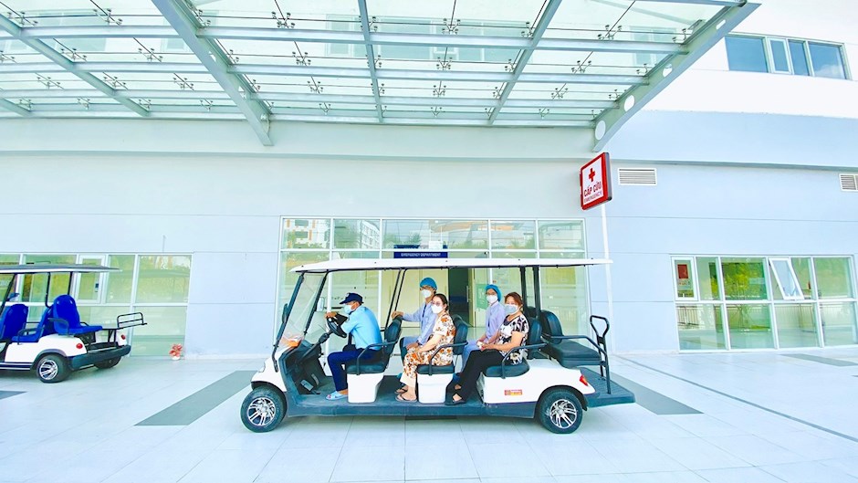 Xe điện đưa rước người bệnh và thân nhân tại Bệnh viện Truyền máu Huyết học TPHCM