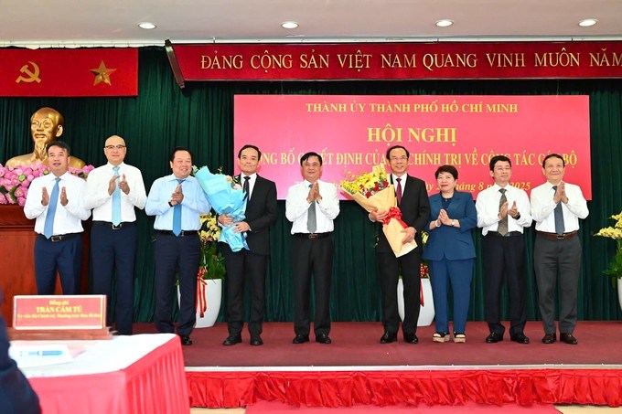 Tập thể lãnh đạo Ban Chính sách, chiến lược Trung ương tặng hoa chúc mừng đồng chí Nguyễn Văn Nên và đồng chí Trần Lưu Quang. (Ảnh: SGGP)