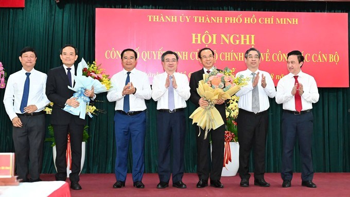 Thường trực Thành ủy TPHCM tặng hoa chúc mừng đồng chí Nguyễn Văn Nên và đồng chí Trần Lưu Quang. (Ảnh: SGGP)