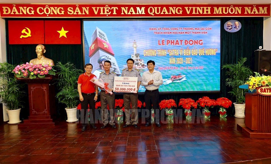 Lãnh đạo Đảng ủy Satra trao tặng cán bộ, chiến sĩ Chi đội Kiểm ngư số 2 số tiền 50 triệu đồng. Ảnh: Tất Minh