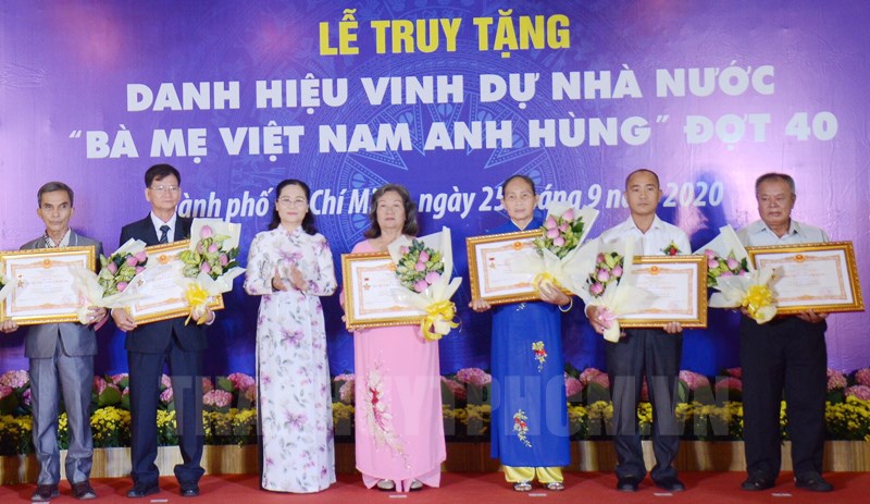 Thừa ủy quyền Chủ tịch nước, Chủ tịch HĐND TP Nguyễn Thị Lệ trao truy tặng danh hiệu vinh dự Nhà nước Bà mẹ Việt Nam anh hùng cho đại diện gia đình các mẹ.