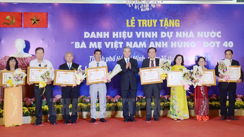 Thừa ủy quyền Chủ tịch nước, Phó Chủ tịch UBND TP Ngô Minh Châu trao truy tặng danh hiệu vinh dự Nhà nước Bà mẹ Việt Nam anh hùng cho đại diện gia đình các mẹ.