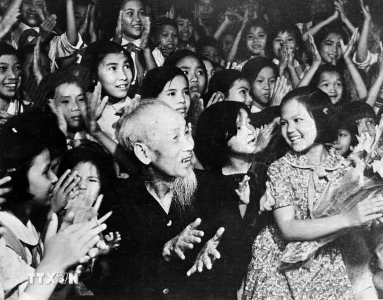 Bác Hồ rất yêu quý trẻ em. Dù bận trăm công, nghìn việc, Bác Hồ vẫn luôn quan tâm đến thiếu niên nhi đồng - thế hệ tương lai của đất nước. Trong ảnh: Nhân kỷ niệm Ngày Quốc tế Thiếu nhi 1/6, tối 31/5/1969, tại Phủ Chủ tịch, Chủ tịch Hồ Chí Minh cùng thiếu nhi Thủ đô xem biểu diễn văn nghệ chào mừng Bác. (Nguồn: TTXVN)