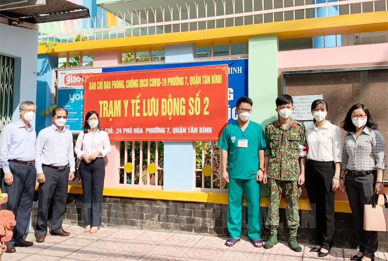 Đại diện Ban Dân vận Thành ủy và các đảng uỷ cấp trên cơ sở thăm Trạm y tế lưu động số 2, quận Tân Bình.