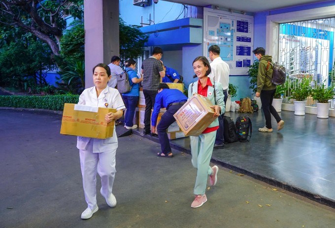 Các bác sĩ Bệnh viện Nhân dân Gia Định vận chuyển thuốc men sẵn sàng lên đường