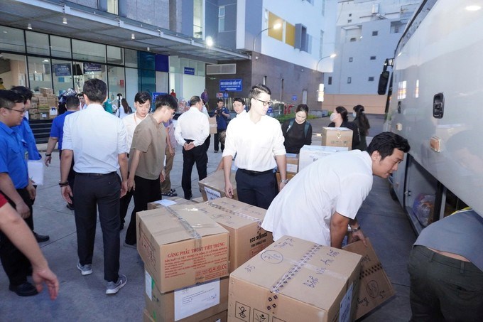 Các y bác sĩ tổ 3 (do Bệnh viện An Bình làm tổ trưởng) vận chuyển thuốc ra xe về vùng lũ