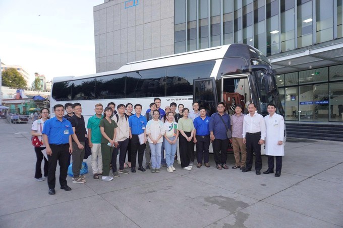 PGS-TS-BS Tăng Chí Thượng, Giám đốc Sở Y tế TPHCM (thứ 2 bìa phải) chụp ảnh với các y, bác sĩ trước giờ lên đường