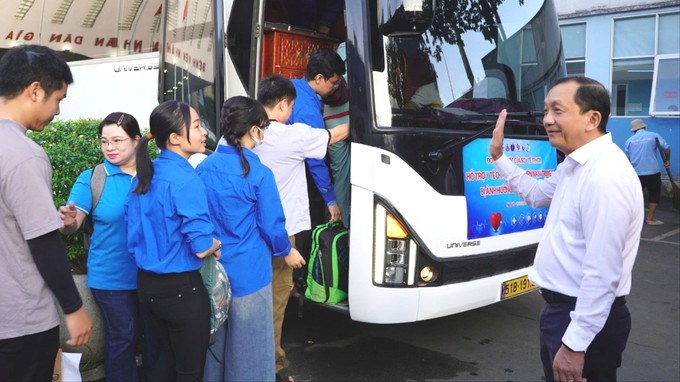 PGS-TS-BS Nguyễn Anh Dũng, Phó Giám đốc Sở Y tế TPHCM động viên các bác sĩ trẻ lên đường hỗ trợ người dân Đắk Lắk