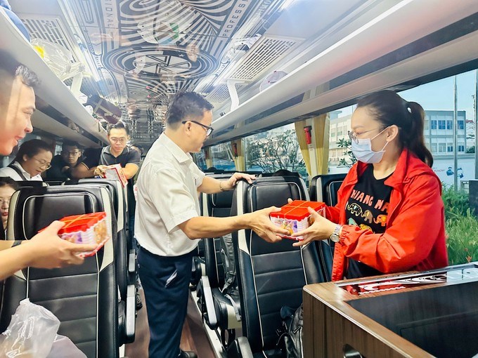 TS-BS-CK2 Huỳnh Minh Chín, Phó Giám đốc Sở Y tế TPHCM tặng quà cho các bác sĩ trước giờ lên đường