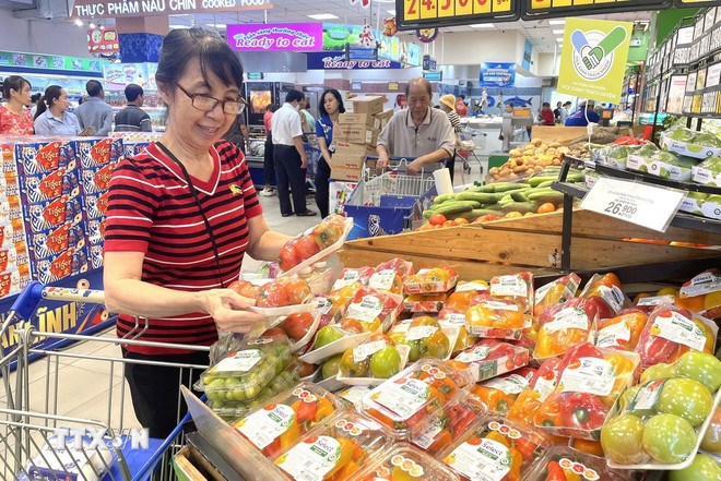 Người d&acirc;n Th&agrave;nh phố Hồ Ch&iacute; Minh ưu ti&ecirc;n mua sắm n&ocirc;ng sản c&oacute; gắn t&iacute;ch xanh tr&aacute;ch nhiệm tại si&ecirc;u thị Co.opmart L&yacute; Thường Kiệt. (Ảnh: TTXVN)