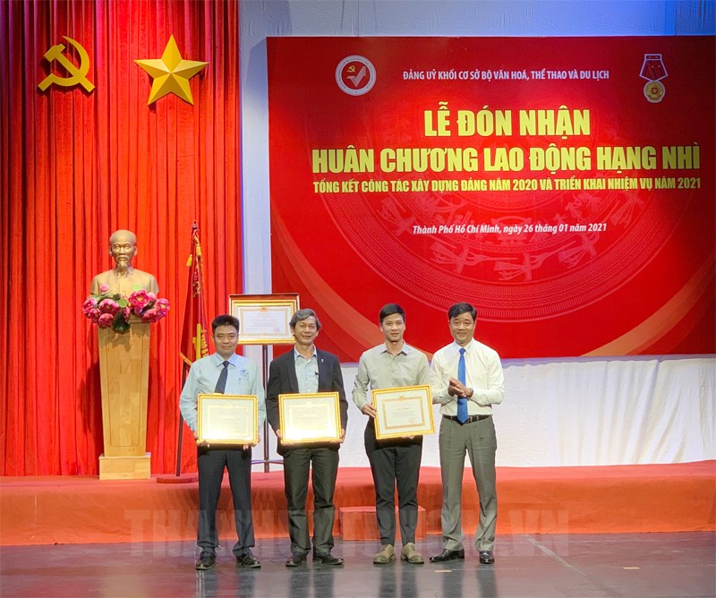 Bí thư Đảng ủy Khối Lương Văn Nhiền khen thưởng cho các đơn vị.