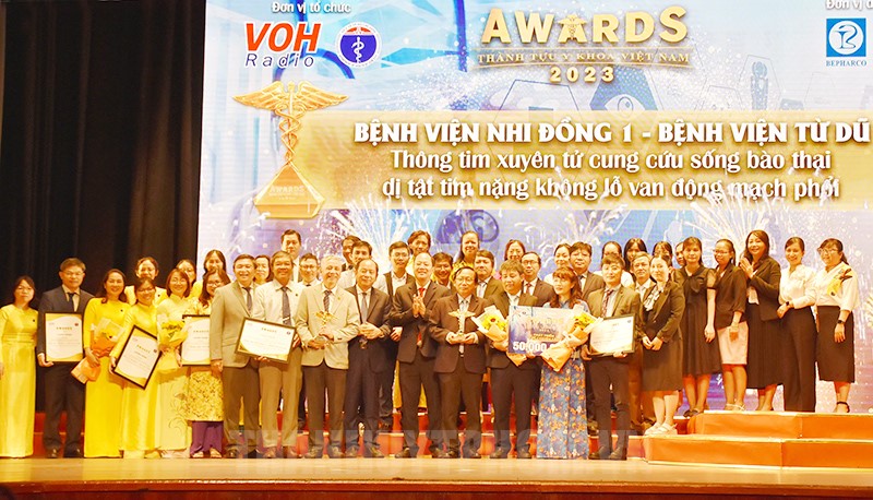 Đồng chí Nguyễn Hồ Hải và Giám đốc Sở Y tế TP Tăng Chí Thượng trao Giải thưởng cho Bệnh viện Nhi đồng 1 và Bệnh viện Từ Dũ.
