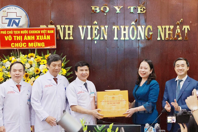 Đồng chí Võ Thị Ánh Xuân thăm, chúc mừng tập thể Bệnh viện Thống Nhất.