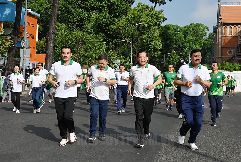 Chủ tịch UBND TP Phan Văn Mãi cùng tham gia chạy bộ tại chương trình. (Ảnh: Quốc Thanh)