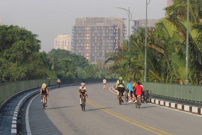 Người dân đạp xe trên các cung đường xanh mướt tại Khu đô thị mới Thủ Thiêm. (Ảnh: SGGP)
