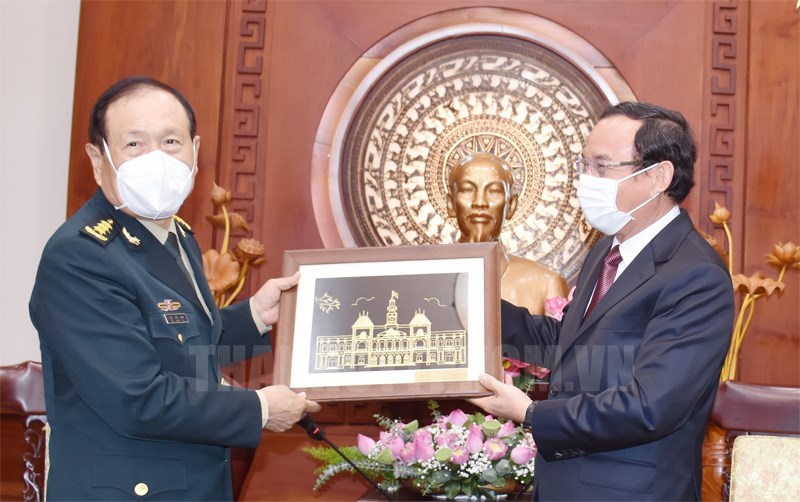 Bí thư Thành ủy TPHCM Nguyễn Văn Nên tặng quà lưu niệm Bộ trưởng Bộ Quốc phòng Trung Quốc Ngụy Phượng Hòa.