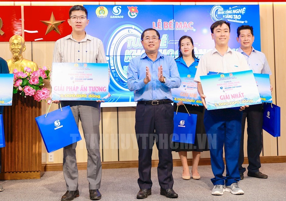 Bí thư Đảng ủy, Chủ tịch Hội đồng thành viên SAWACO Dương Hồng Nhân trao thưởng cho những giải pháp mang lại hiệu quả tốt nhất, phục vụ ngành cấp nước.