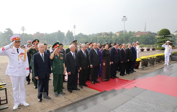Đoàn đại biểu Lãnh đạo, nguyên Lãnh đạo Đảng, Nhà nước và Mặt trận Tổ quốc Việt Nam đặt vòng hoa và vào Lăng viếng Chủ tịch Hồ Chí Minh. (Ảnh: TTXVN)