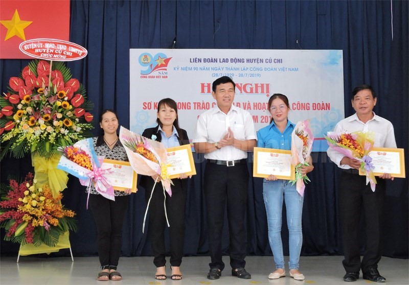 Nhấn vào ảnh để phóng to Chá»§ tá»ch LÄLÄ huyá»n Cá»§ Chi Nguyá»
n VÄn Nế trao Ká»· niá»m chương âVì sá»± nghiá»p xây dá»±ng tá» chức Công Äoà nâ cho 4 cán bá» công Äoà n. (Ảnh: Ngá»c Nữ)