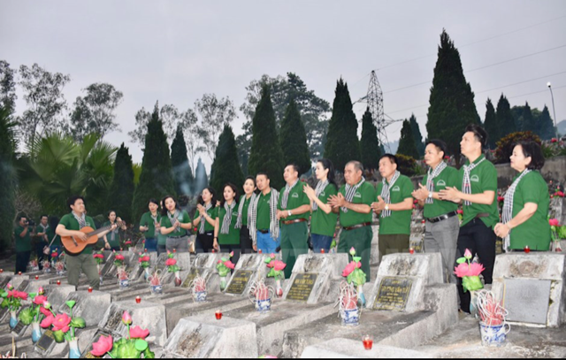 Đoàn Hành trình về nguồn “Tháng Ba biên giới” của TPHCM hát những ca khúc ngợi ca những người con trên mọi miền Tổ quốc đã hiến dâng tuổi thanh xuân quyết tử cho Tổ quốc quyết sinh tại Nghĩa trang liệt sĩ Quốc gia Vị Xuyên (Hà Giang). Nguồn: Ảnh tư liệu