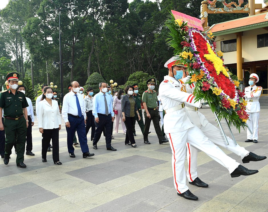 Đảng bộ, chính quyền và Nhân dân Thành phố Hồ Chí Minh đời đời biết ơn  sự hy sinh, cống hiến to lớn của các Anh hùng Liệt sĩ, Thương binh, người có công với cách mạng. Ảnh: Đồng chí Nguyễn Xuân Phúc, Ủy viên Bộ Chính trị, Chủ tịch nước Cộng hòa xã hội chủ nghĩa Việt Nam cùng các đồng chí lãnh đạo Thành phố  dâng hoa tại Đền tưởng niệm Liệt sĩ Bến Dược, huyện Củ Chi, ngày 21 tháng 5 năm 2021.