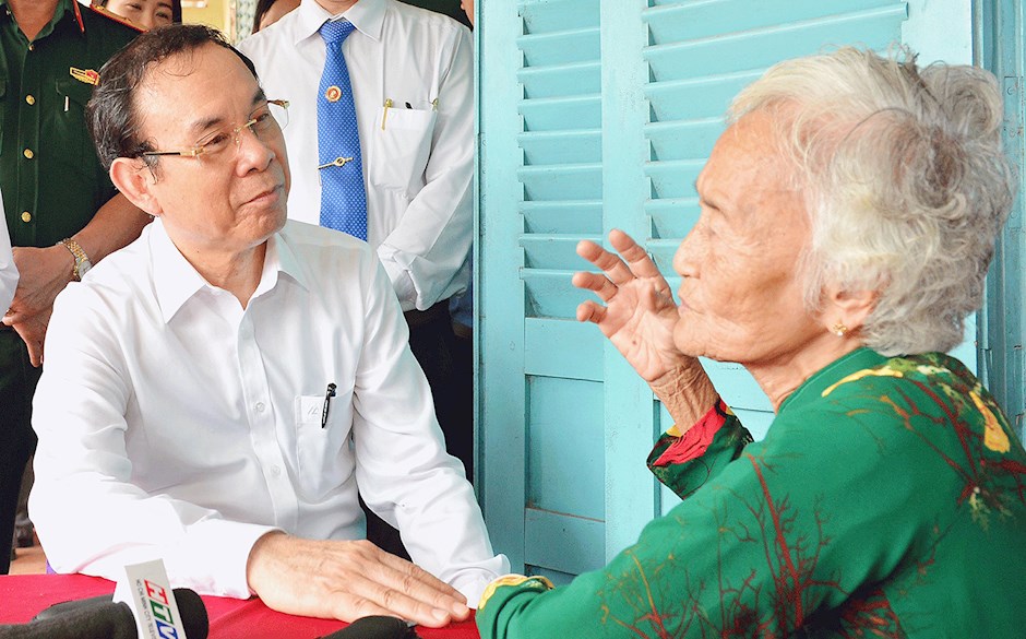 Đồng chí Nguyễn Văn Nên, Bí thư Trung ương Đảng, Bí thư Thành ủy Thành phố Hồ Chí Minh ân cần thăm hỏi sức khỏe của Mẹ Việt Nam Anh hùng Kiều Thị Nông ngụ tại xã Trung Lập Thượng, huyện Củ Chi, ngày 20 tháng 11  năm 2020.