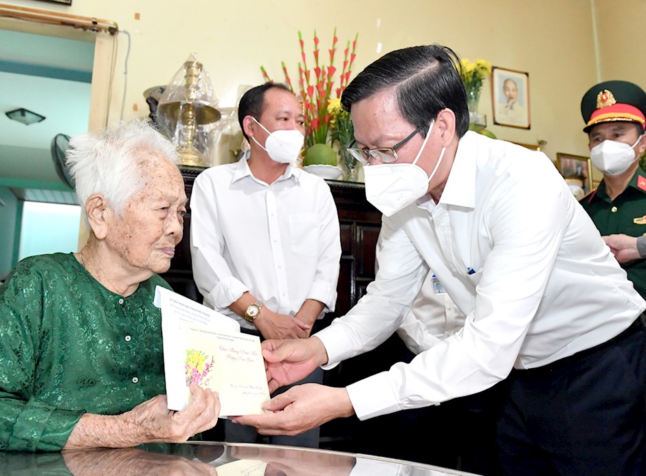 Đồng chí Phan Văn Mãi, Ủy viên Trung ương Đảng, Phó Bí thư Thường trực Thành ủy, Chủ tịch Ủy ban nhân dân Thành phố Hồ Chí Minh thăm hỏi Mẹ Việt Nam Anh hùng Phạm Thị Cục, Thành phố Thủ Đức nhân dịp Tết Nhâm Dần, ngày 21 tháng 01 năm 2022.