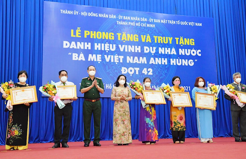 Đồng chí Nguyễn Thị Lệ, Phó Bí thư Thành ủy, Chủ tịch Hội đồng nhân dân Thành phố Hồ Chí Minh và Trung tướng Nguyễn Văn Nam, Ủy viên Ban Thường vụ Thành ủy, Tư lệnh Bộ Tư lệnh Thành phố trao danh hiệu Bà Mẹ Việt Nam Anh hùng cho gia đình các mẹ tại Lễ phong tặng và truy tặng danh hiệu vinh dự nhà nước Bà Mẹ Việt Nam Anh hùng đợt 42, ngày 10 tháng 12 năm 2021. 