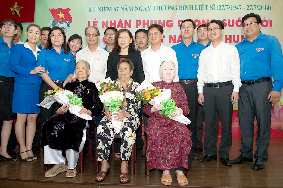 Ngày 24 tháng 7 năm 2014, Thành Đoàn Thành phố Hồ Chí Minh tổ chức lễ nhận phụng dưỡng suốt đời 27 Mẹ Việt Nam Anh hùng. Đây là hành động  thiết thực của tuổi trẻ thành phố nhằm tri ân sâu sắc các anh hùng liệt sĩ, các Mẹ Việt Nam Anh hùng.